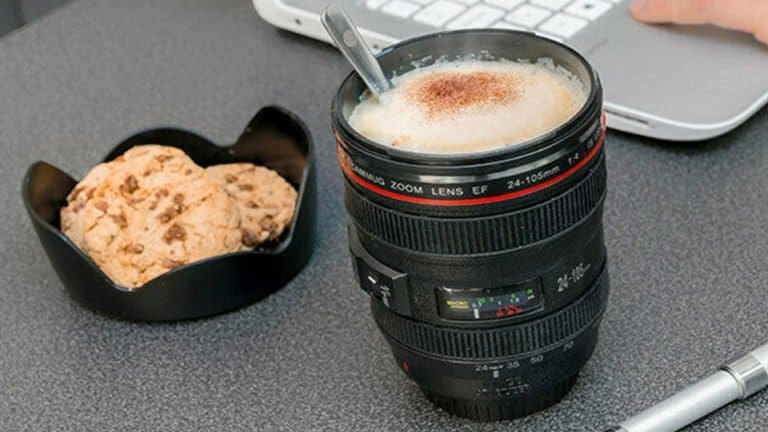 Una tazza obiettivo per fare colazione da veri fotografi