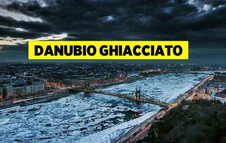 Foto del fiume Danubio ghiacciato a Budapest