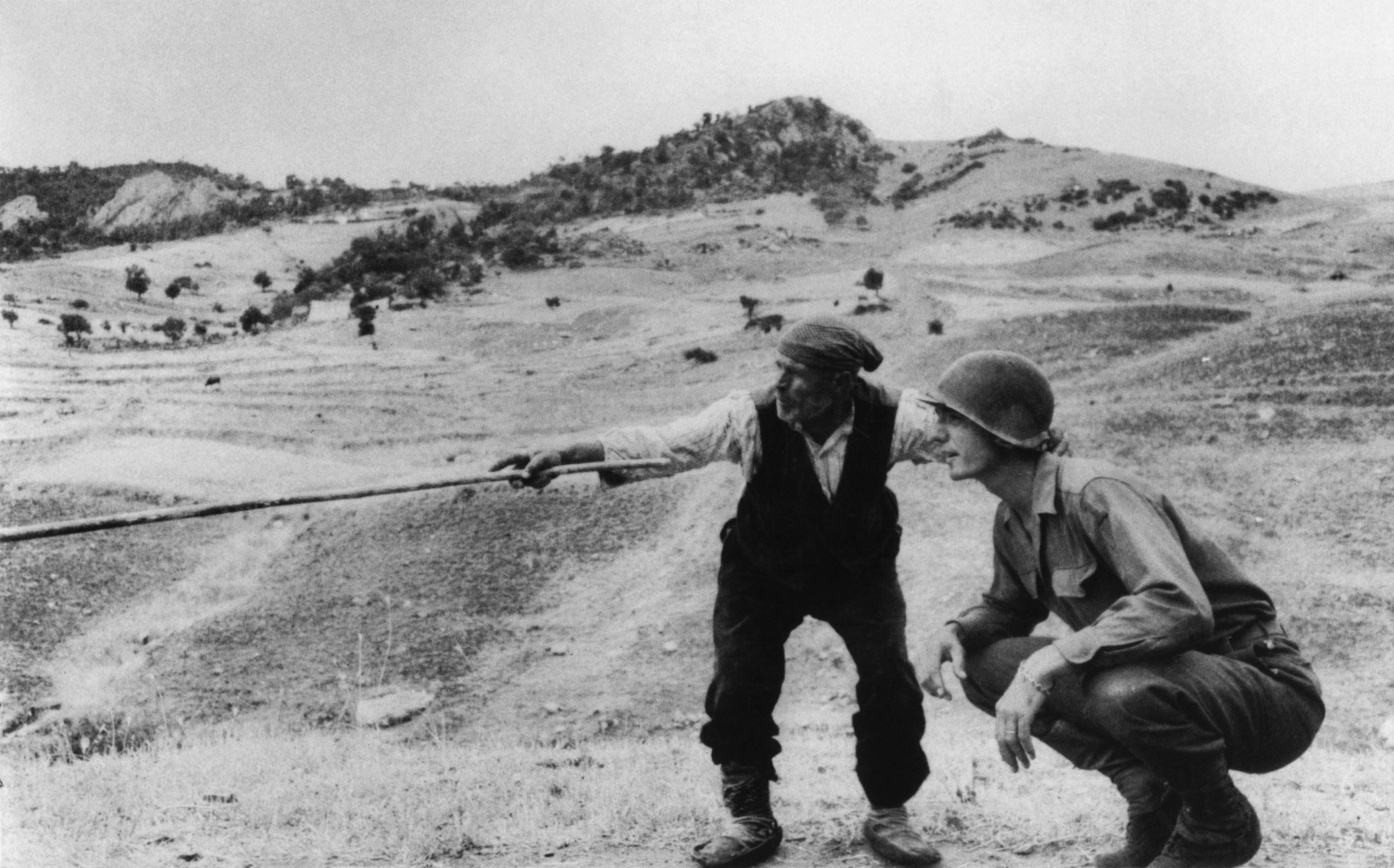 Robert Capa, soldati con contadini Siciliani