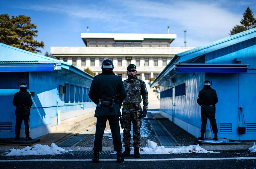 Soldati sudcoreani fanno la guardia a Panmunjom 