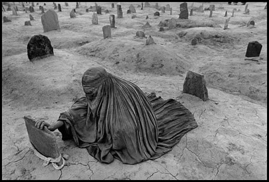 Afghanistan 1996 Mourning a brother killed by a Taliban rocket min