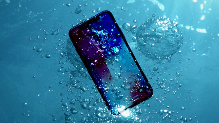 iphone caduto in acqua