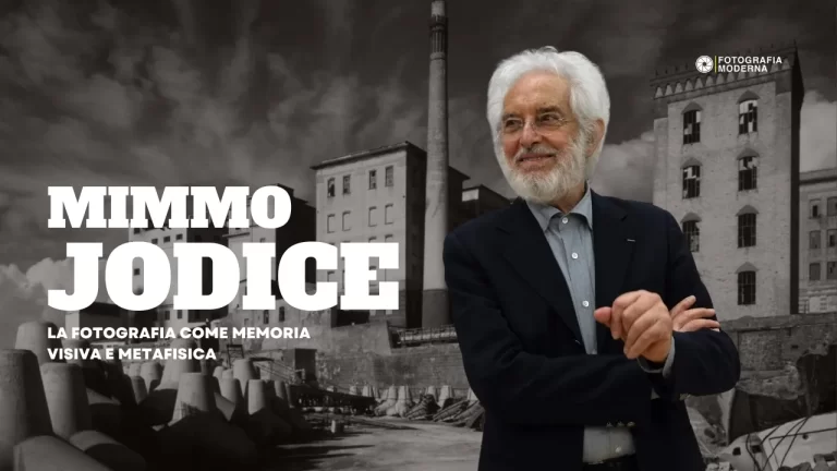 Ritratto di Mimmo Jodice con sfondo urbano in bianco e nero - articolo sulla fotografia come memoria visiva e metafisica