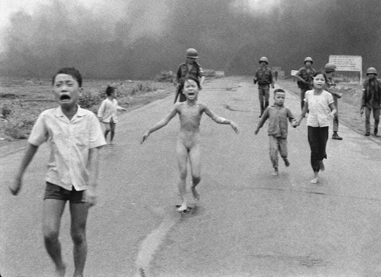 Nick-Út-Bambini-vietnamiti-fuggono-dal-loro-villaggio-1972