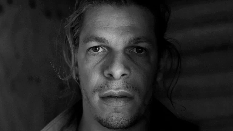 Alex Majoli, fotografo italiano di Magnum Photos, ritratto durante un reportage, noto per le sue fotografie intense in bianco e nero.