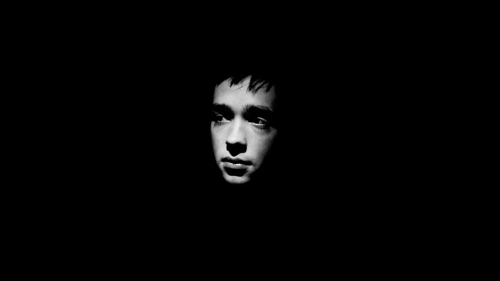 foto di un bambino in bianco e nero di Alex Majoli