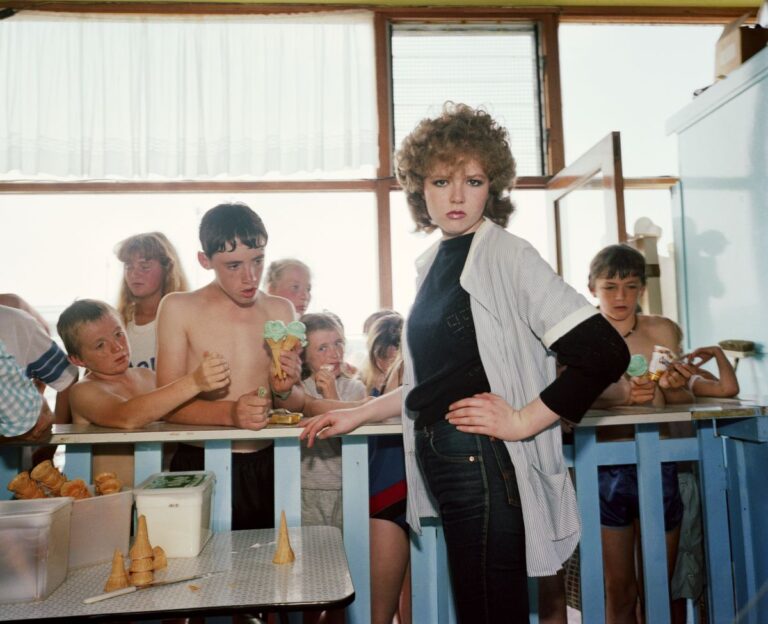 La gelataia, New Brighton, Inghilterra, 1983-85 - dalla serie The Last Resort, di Martin Parr(Credito immagine: Ice Cream Girl, New Brighton, Inghilterra, 1983-85 ©️ Martin Parr, per gentile concessione di The Photographers' Gallery / Rocket Gallery)