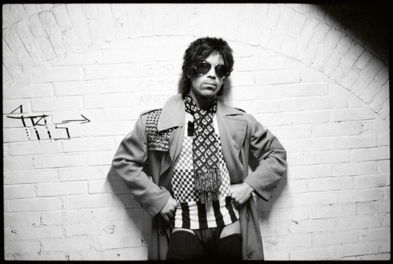 Questo libro è la più significativa raccolta di foto di Prince dei migliori fotografi del mondo!