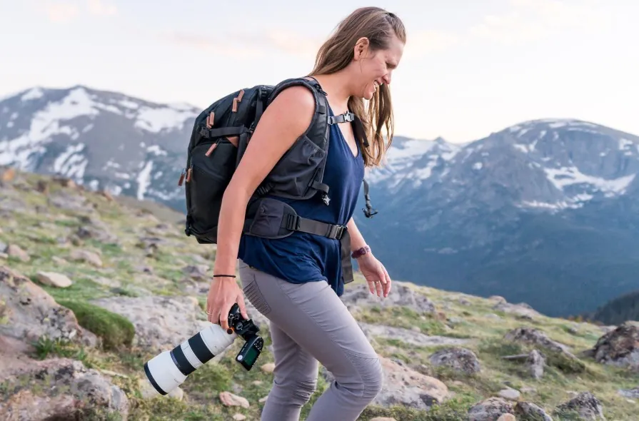Ragazza con una sony mirrorless in mano