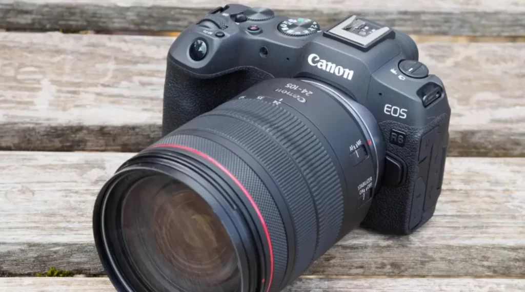 foto di una canon mirrorless su un tavolino