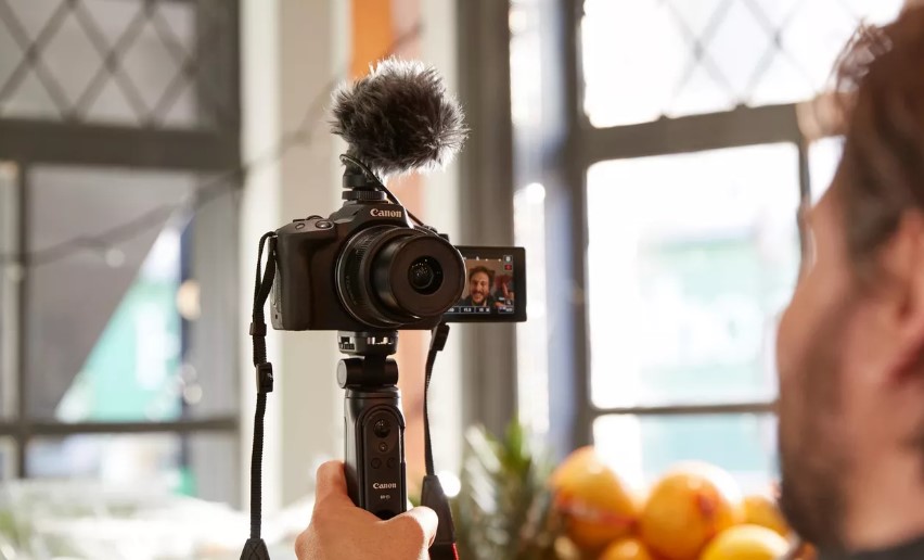 canon eos r50 caratteristiche