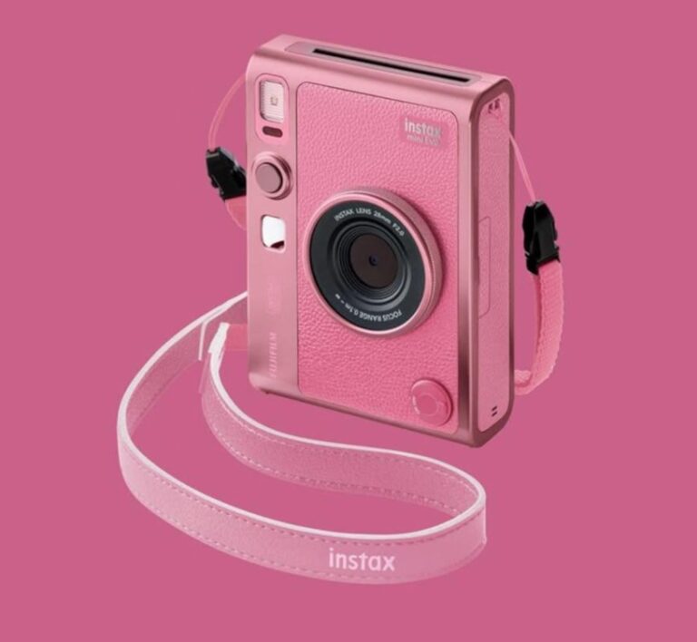Fujifilm Instax Mini Evo 「PINK」: l’edizione limitata per il Giappone dedicata a Rio Takeda