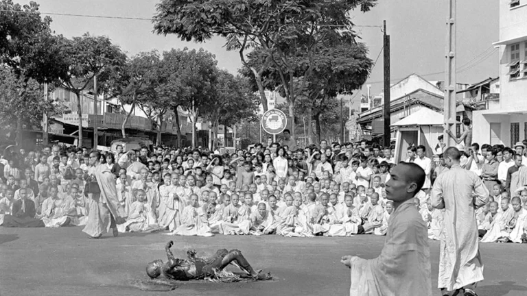 Il monaco buddhista Thích Quảng Đức si dà fuoco per protesta nel 1963 a Saigon: la celebre fotografia Burning Monk scattata da Malcolm Browne.