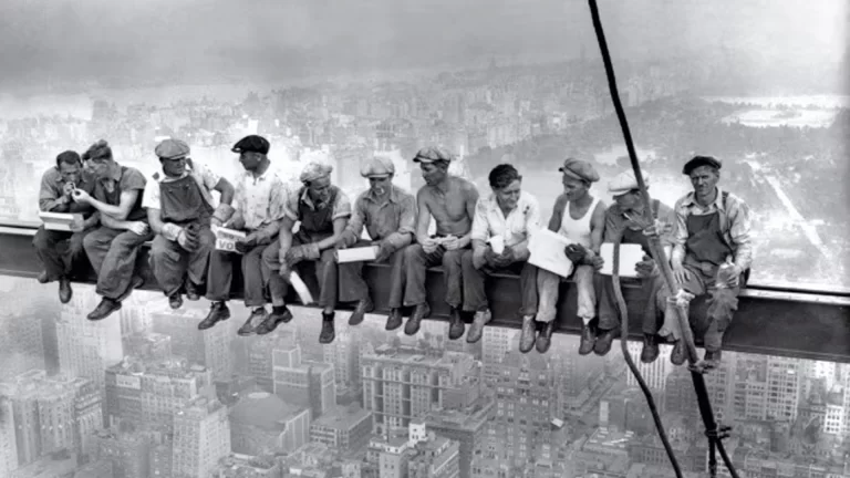 Undici operai seduti su una trave d'acciaio sospesa sopra New York nel 1932, durante la costruzione del Rockefeller Center, nella celebre foto Lunch atop a Skyscraper.