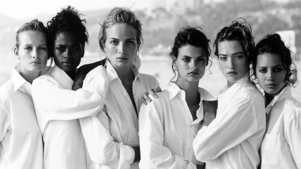 Fotografia in bianco e nero di modelle in camicia di Peter Lindbergh