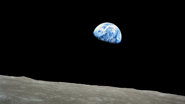 La Terra che sorge all’orizzonte lunare, fotografata da William Anders durante la missione Apollo 8: la celebre immagine Earthrise – Sorgere della Terra.