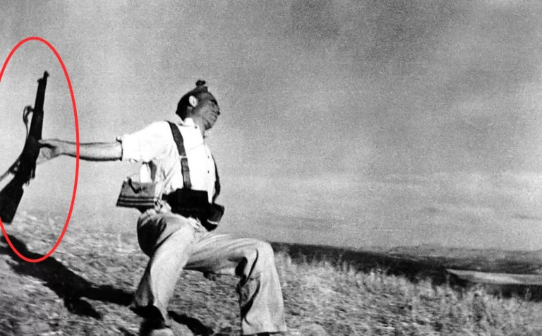 "Il miliziano colpito a morte di Robert Capa durante la guerra civile spagnola nel 1936, fotografia iconica che ritrae un soldato repubblicano nel momento della caduta