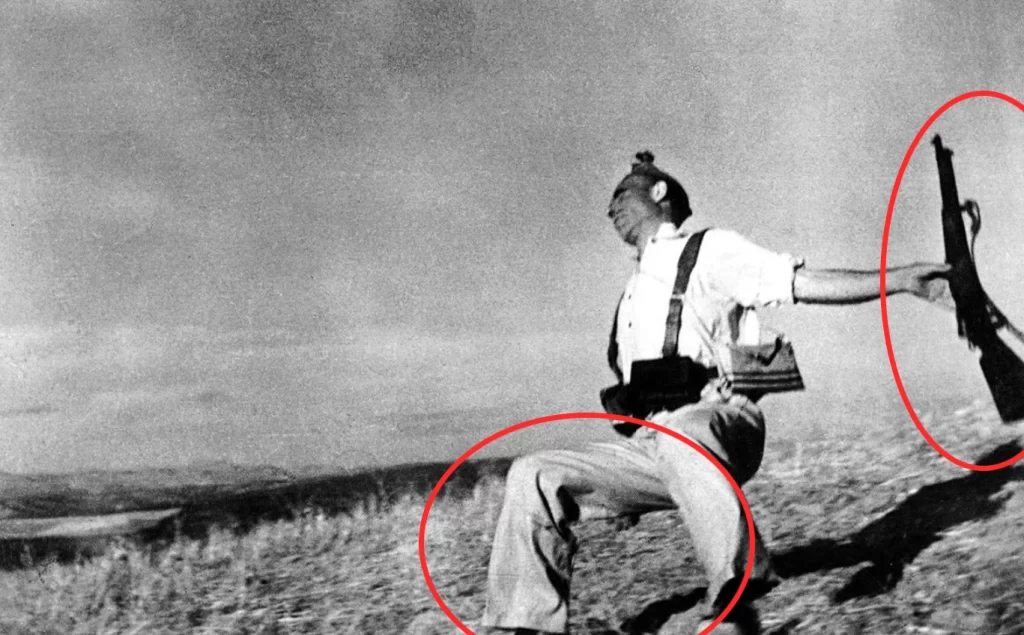 Versione capovolta della celebre foto del miliziano morente di Robert Capa, con il fucile sulla destra e il miliziano che cade verso sinistra, interpretazione visiva alternativa dell'iconico scatto del 1936