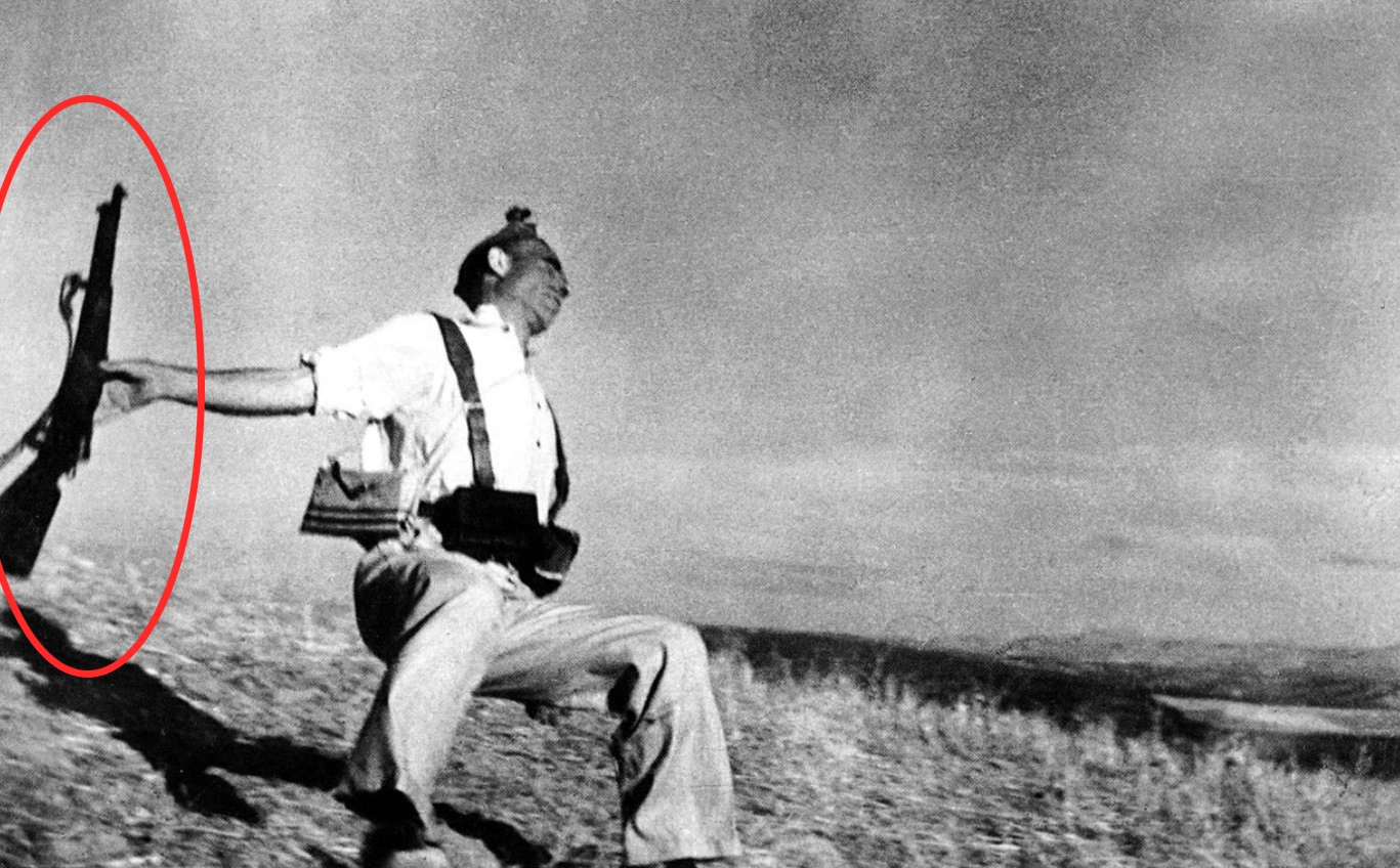 "Il miliziano colpito a morte di Robert Capa durante la guerra civile spagnola nel 1936, fotografia iconica che ritrae un soldato repubblicano nel momento della caduta