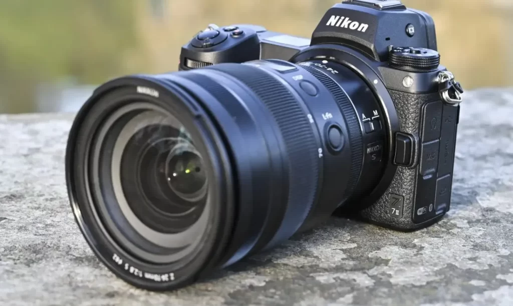 nikon z7 ii su un pavimento