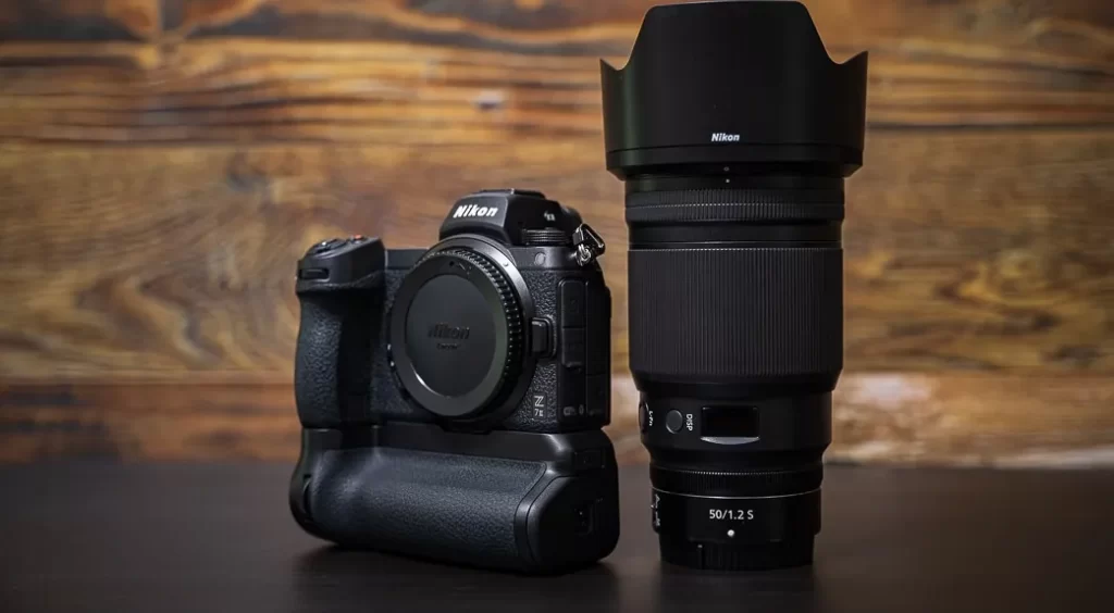 foto della fotocamera nikon z7 II con obiettivo 50mm accanto