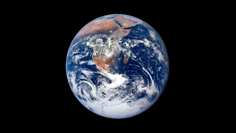 La Terra vista dallo spazio in The Blue Marble: la storica foto scattata dalla missione Apollo 17 della NASA nel 1972, simbolo della fragilità del pianeta.