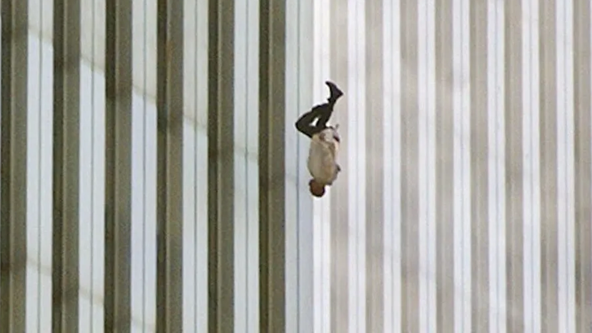 Un uomo in caduta libera ripreso l’11 settembre 2001, durante gli attacchi alle Torri Gemelle: la celebre fotografia The Falling Man di Richard Drew.