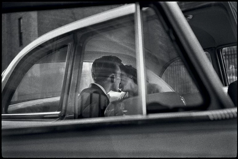 Elliott Erwitt in mostra a Roma: oltre 80 scatti iconici tra ironia, poesia e celebrità