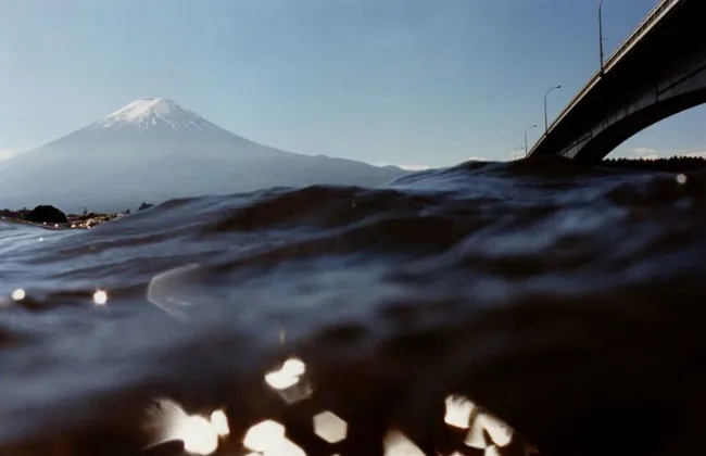 Foto di Asako Narahashi in acqua del Monte Fuji
