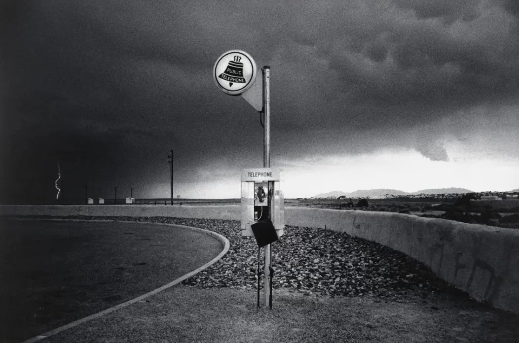 Foto di una cabina telefonica di  Ikko Narahara