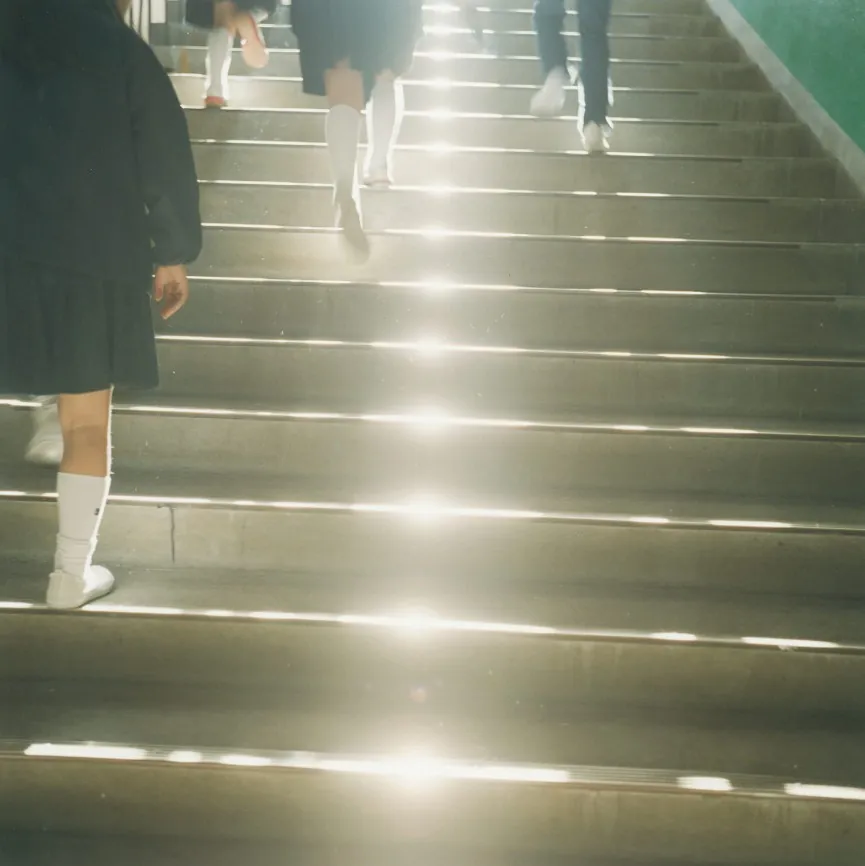 Foto di ragazzi a scuola di Rinko Kawauchi