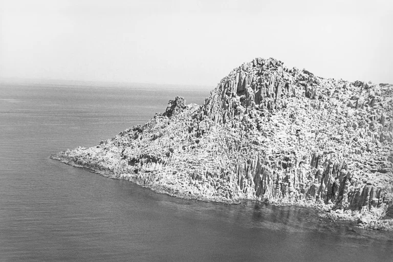 Isole Minori: La Sardegna raccontata da sedici grandi fotografi tra memoria e trasformazione