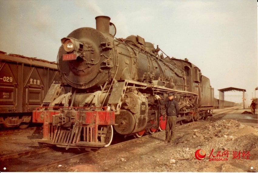 Chinese Train Driver 26 Years Apart3
