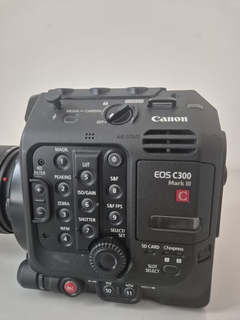 vista laterale della Canon EOS C300 Mark III