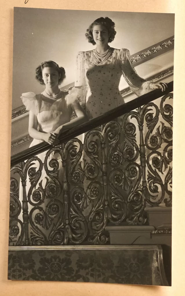 Ritratto di Cecil Beaton dell'allora principessa Elisabetta e di sua sorella, la principessa Margaret.